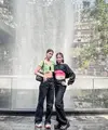 Kala liburan bareng di Singapura, Sabrina dan Nada kompak padukan black high waisted jeans dengan crop top. Gaya keduanya edgy abis! @sabrinachairunnisa_.