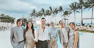 Hesti Purwadinata, Dian Ayu Lestari, dan Tyara Renata temani para suami kondangan di Bali. Dengan dresscode bernuansa silver, ketiganya tampil glamor dan menawan. Seperti apa inspirasi busananya? [@dianayulestari]