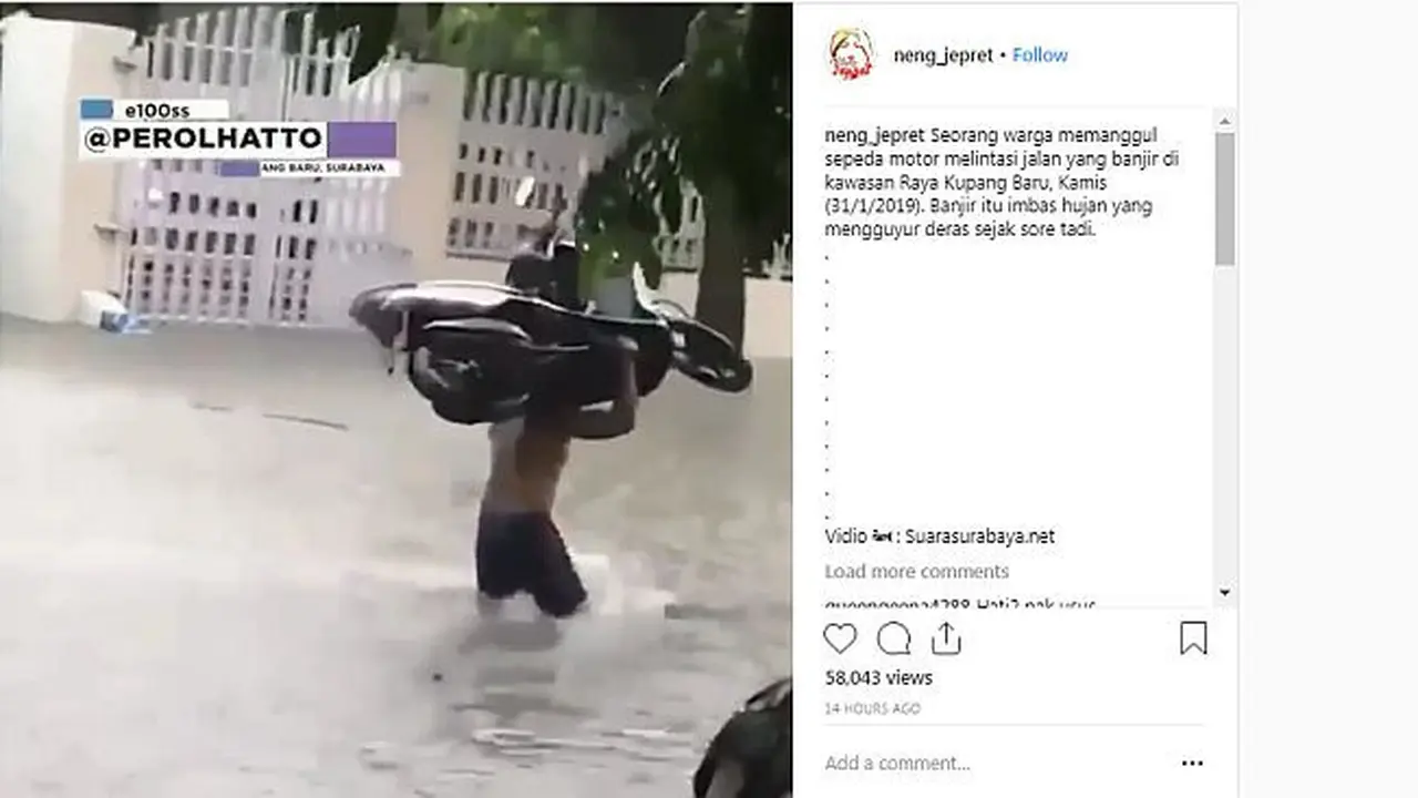 Pria Ini Panggul Sepeda Motor Lewati Banjir