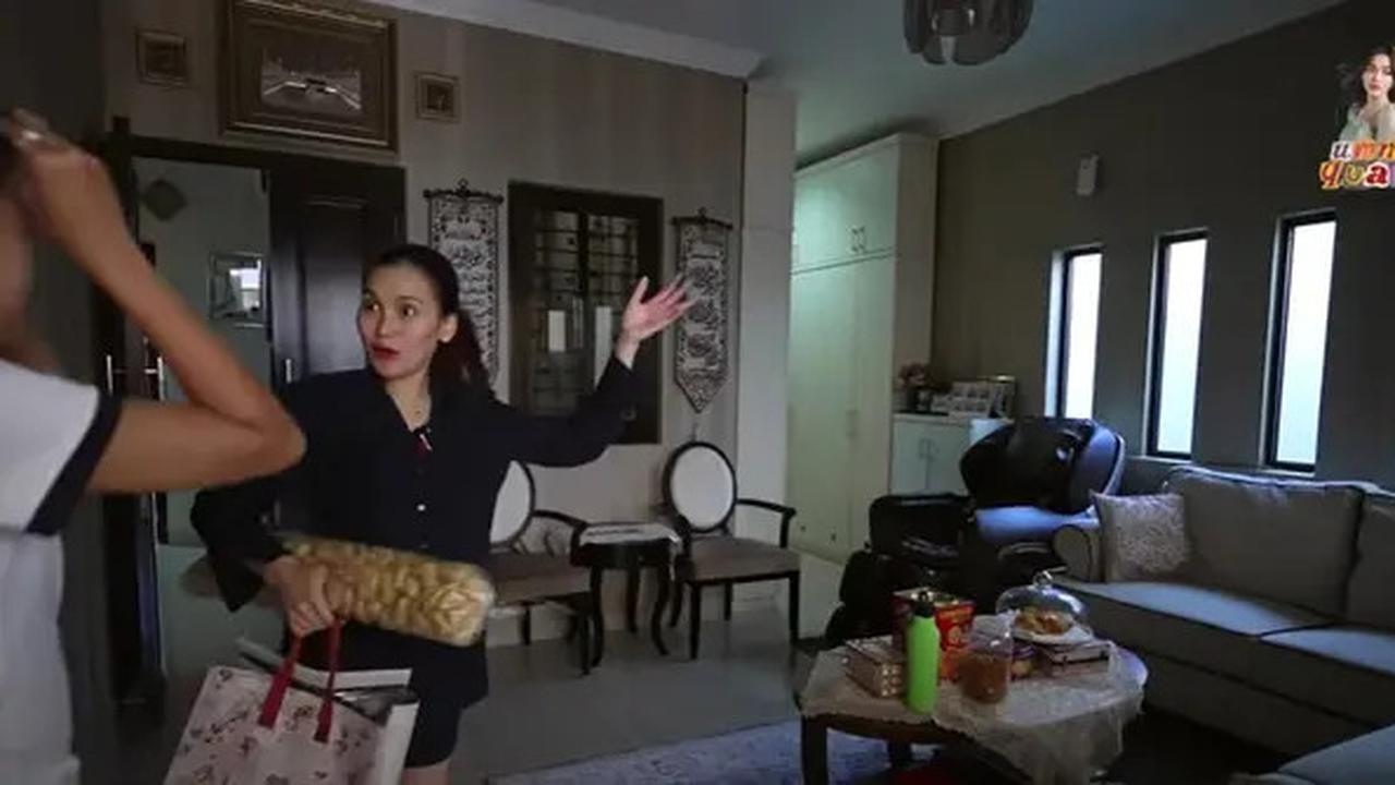 Tinggal di Gang Sempit, Intip Foto Ruang Tamu Sederhana Rumah Ayu Ting Ting