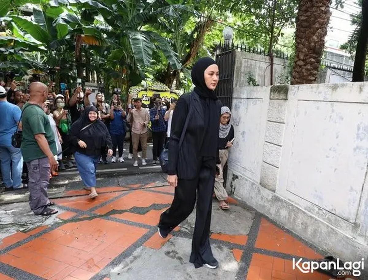 Momen Paula Verhoeven Peluk Baim Wong di Rumah Duka Jadi Sorotan