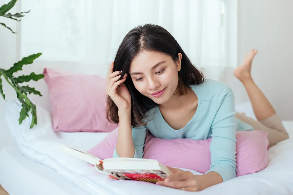 perempuan baca buku