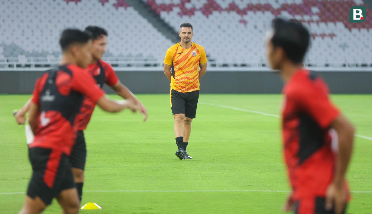Pelatih Persija Jakarta, Carlos Pena, mengamati  anak asuhnya saat sesi latihan jelang menghadapi Persebaya Surabaya pada laga pekan ke-28 BRI Liga 1 2024-2025 di Stadion Utama Gelora Bung Karno, Jakarta, Jumat, (11/4/2025). (Bola.com/M Iqbal Ichsan)