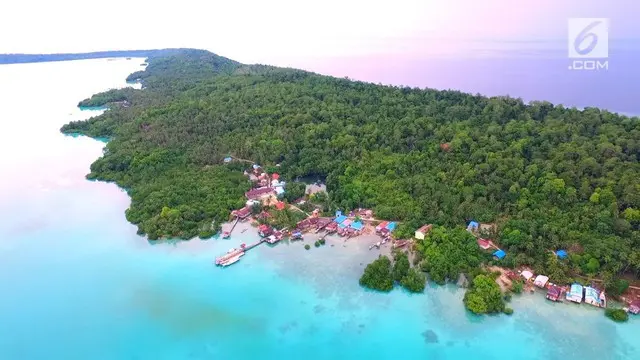 Teluk Alulu merupakan satu pulau di gugusan Derawan,meski miliki potensi besar namun tempat ini belum terkelola dengan maksimal