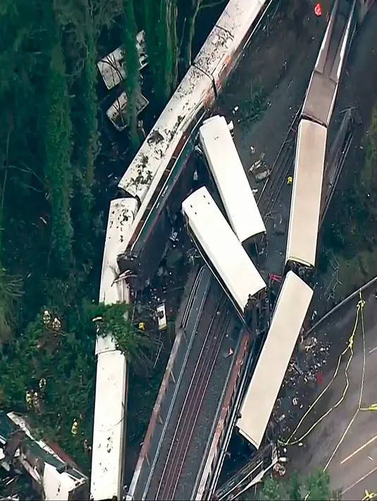 Pemandangan dari udara memperlihatkan Kereta Amtrak usai kecelakaan di Interstate di DuPont, Washington, AS (18/12). Juru Bicara Kereta Amtrak mengatakan ada 78 penumpang dan 5 kru di dalam kereta tersebut. (KOMO-TV via AP)