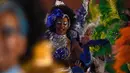 Anggota karnaval Uruguay, Comparsa, menari mengikuti irama musik selama parade karnaval Llamadas di Montevideo, Kamis (7/2). Karnaval terbesar di Uruguay ini menampilkan kelompok penari seksi dan musik tradisional selama dua hari. (PABLO PORCIUNCULA/AFP)