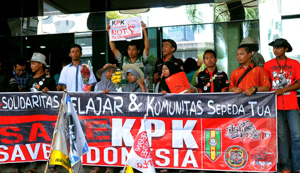 Sejumlah pelajar saat mengelar aksi di depan Gedung Komisi Pemberantasan Korupsi (KPK), Jakarta, Senin (16/02/15).  Para pelajar mengayuh sepeda ontel selama 13 hari dari  Jember menuju Jakarta untuk mendukung KPK. (Liputan6.com/Faisal R Syam)