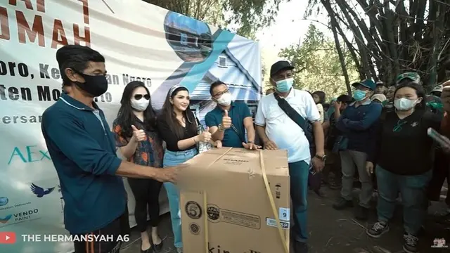 7 Potret Anang Hermansyah dan Ashanty Bantu Bedah Rumah di Mojokerto, Bikin Salut