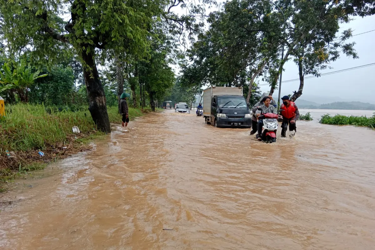 Banjir ruas Kroya, Cilacap menuju Banyumas, Jawa Tengah. (Foto: dok. Relawan Fortasi/Liputan6.com)
