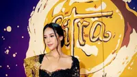 Tak melulu harus gaun atau dress. Tak ada salahnya jika kamu mengenakan kebaya hitam saat mengahdiri acara resmi. Kecantikan perempuan Indonesia pun akan sangat terpancar. [instagram/anyageraldine]