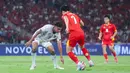 Pemain Timnas Indonesia U-23, Muhammad Ferarri, berusaha mengahalau pemain Vietnam, Dinh Bac Nguyen, pada laga final Piala AFF U-23 2025 di Stadion Utama Gelora Bung Karno (SUGBK), Jakarta, Selasa (29/7/2025) malam WIB. (Bola.com/M Iqbal Ichsan)
