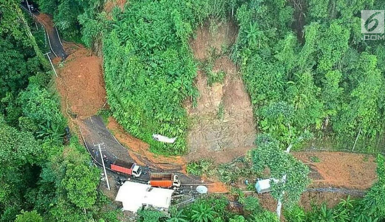 Kondisi ruas Ciwidey-Cidaun yang terputus akibat terkena longsor, Kabupaten Cianjur, Jawa Barat (27/4). Longsor di tiga titik lokasi menyebabkan jalur penghubung Cianjur dengan Bandung terputus. (Liputan6.com/Ahmad Sudarno)