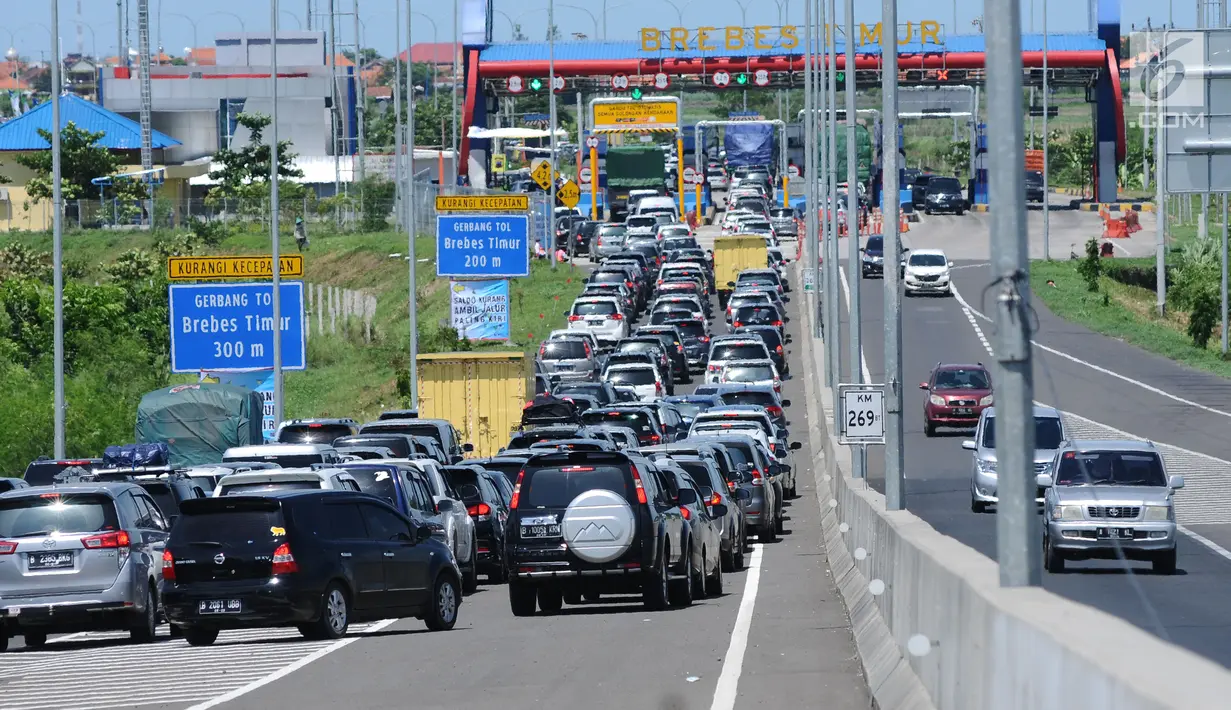 Kendaraan antre menuju pintu keluar Tol Brebes Timur, Jawa Tengah, Sabtu (23/12). Libur Natal 2017, arus lalu lintas yang akan keluar dari pintu Tol Brebes Timur terjadi kepadatan. (Liputan6.com/Helmi Fithriansyah)