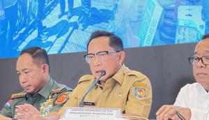 Menteri Dalam Negeri (Mendagri) Tito Karnavian saat konferensi pers perkembangan penanganan bencana Sumatera di Pangkalan TNI AU Halim Perdanakusuma Jakarta, Senin (29/12/2025). (Liputan6.com/Lizsa Egeham)