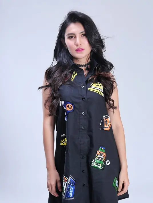 Kini, setelah fokus menyelesaikan hutang dan menghadapi laporan polisi, ia digugat cerai oleh suaminya di PN Semarang, Jawa Tengah. Di kantor pengacara Henry Indraguna, Angela mengaku suaminya telah mengajukan gugatan cerai. (Adrian Putra/Bintang.com)