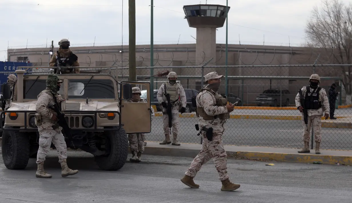Anggota Angkatan Darat Meksiko mengamankan area di luar Penjara Ciudad Juarez Nomor 3 setelah terjadi serangan di Ciudad Juarez, Chihuahua, Meksiko, 1 Januari 2023. Serangan ini menewaskan sebanyak 14 orang. (HERIKA MARTINEZ/AFP)