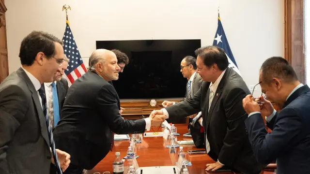 Menko Bidang Perekonomian Airlangga Hartarto mewakili Pemerintah Indonesia melakukan pertemuan dengan Pemerintah AS yang diwakili oleh U.S. Secretary of Commerce, Howard Lutnick dan United States Trade Representative, Jamieson Greer. (Foto: ekon.go.id)