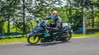 Yamaha Aerox Alpha mendapat peningkatan performa cukup signifikan sehingga handling-nya kini jauh lebih mantap. (ist)