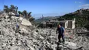 Sejumlah ambulans bersiaga untuk menerima para korban, baik luka maupun meninggal dunia. (JOSEPH EID/AFP)