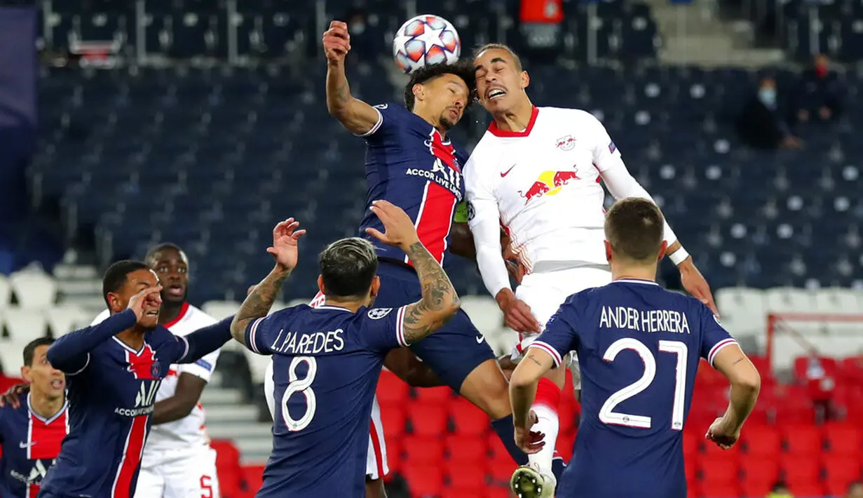 Pemain Paris Saint-Germain Marquinhos (kiri atas) berebut bola dengan pemain RB Leipzig pada pertandingan Grup H Liga Champions di Stadion Parc des Princes, Paris, Prancis, Selasa (24/11/2020). Paris Saint-Germain menang 1-0. (AP Photo/Thibault Camus)
