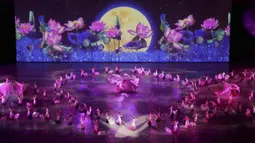 Para penari tampil pada upacara pembukaan SEA Games 2021 di Hanoi, Vietnam, 12 Mei 2022. SEA Games 2021 berlangsung dari tanggal 12 Mei hingga 23 Mei di Hanoi dan 11 provinsi terdekat. (AP Photo/Minh Hoang)