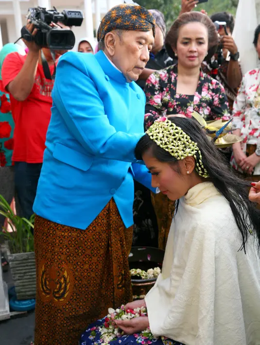 Rasti dan Arie akan meresmikan hubungannya di The Lodge Golf Jagorawi, Gunung Putri, Bogor, Sabtu (20/1). Rasti akan dipersunting mantan suami Linda Ramadhanty, pemenang kontes Wajah Femina yang juga model dan pemain sinetron. (Nurwahyunan/Bintang.com)