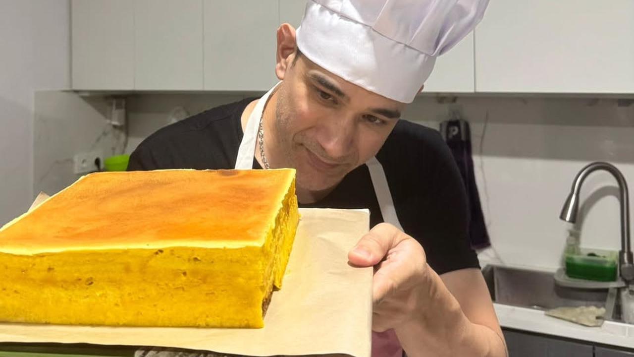 Paket Lengkap! Ganteng, Gagah dan Jago Bikin Kue, Aksi Okan Cornelius Bikin Lapis Legit