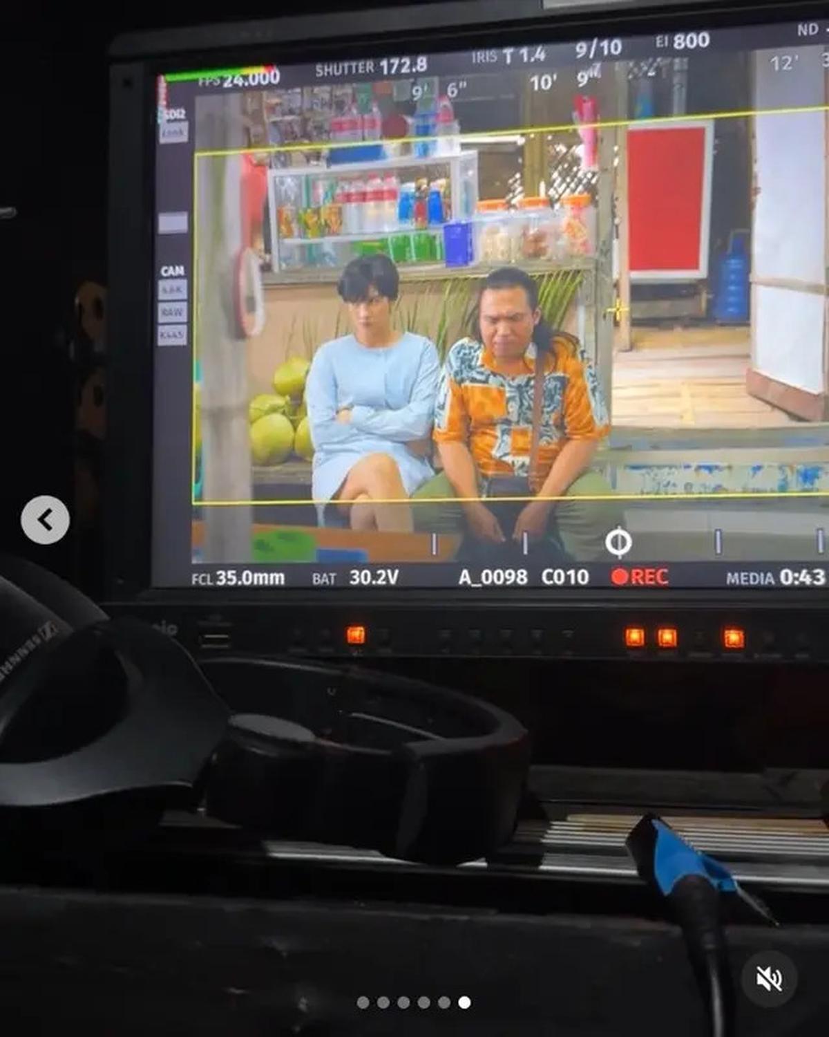 6 Potret Anya Geraldine di Balik Layar Film Mendadak Dangdut, Lelah Tahan Tawa
