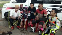 YouTuber asal Kota Medan, Nodie Wakgenk (paling kiri) memfasilitasi 2 orang pembalap motor Vespa meraih mimpi dengan mengikuti balapan tingkat nasional di Sirkuit Sentul, Jakarta