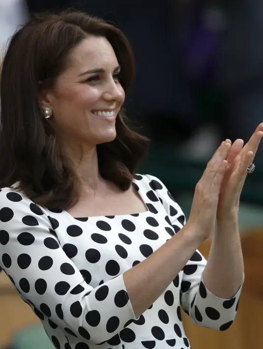 Kate Middleton bertepuk tangan setelah petenis asal Inggris, Andy Murray berhasil mengalahkan petenis Rusia, Alexander Bublik pada pertandingan babak pertama Wimbledon di London, Inggris, (3/7). (AFP Photo/Adrian Dennis)