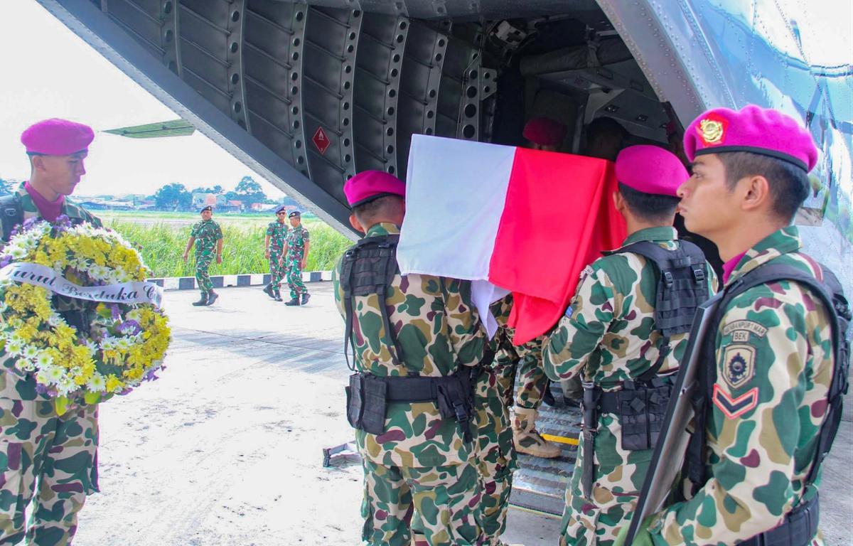 FOTO: Tiga Prajurit Marinir Gugur Akibat Longsor Cisarua Dilepas Secara Milite