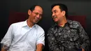 Pengamat ekonomi politik, Ichsanuddin Noorsy (kiri) berbincang dengan Anggota DPR F-PDIP Effendi Simbolon saat diskusi Membongkar Rahasia Terdalam Freeport di Jakarta, Minggu (22/11/2015). (Liputan6.com/Helmi Fithriansyah)