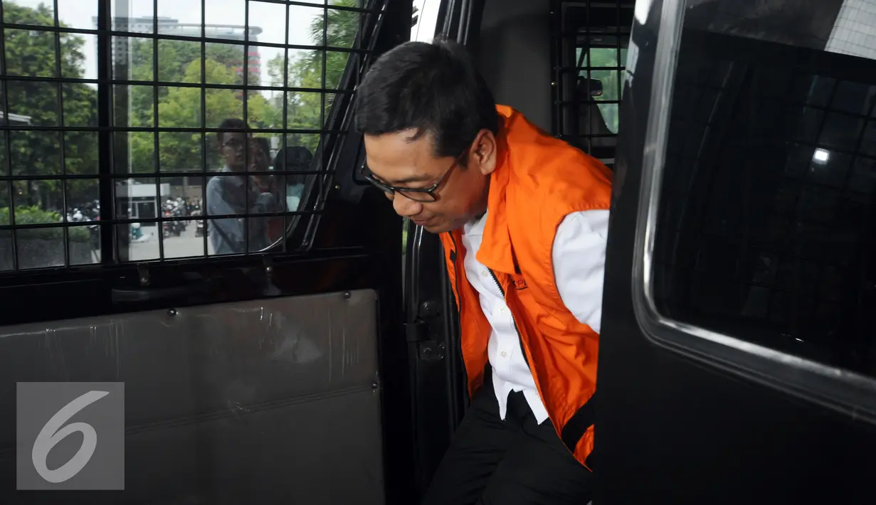 Kamaludin turun dari mobil tahanan untuk menjalani pemeriksaan lanjutan terkait dugaan suap Hakim MK, Patrialis Akbar di gedung KPK Jakarta, Senin (30/1). Kamaludin diduga sebagai perantara suap Hakim MK, Patrialis Akbar. (Liputan6.com/Helmi Fithriansyah)