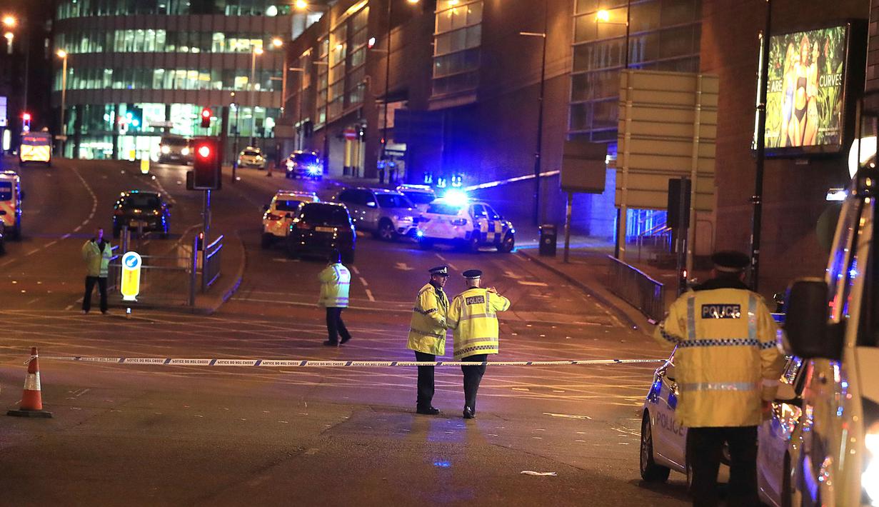 Petugas layanan darurat di lokasi ledakan yang terjadi di arena konser penyanyi Ariana Grande di Manchester, Inggris, Senin (22/5). Setidaknya 19 orang tewas dalam ledakan yang terjadi tepat setelah konser Ariana Grande berakhir. (Peter Byrne/PA via AP)