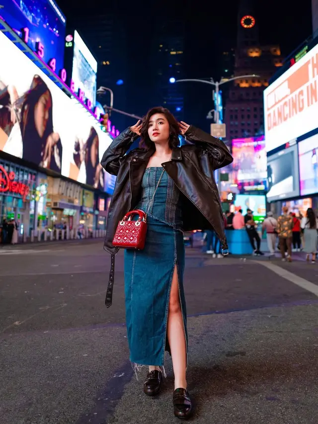 Potret Febby Rastanty Padu Padankan Long Coat Saat Berlibur ke Luar Negeri, Stylish dan Elegan