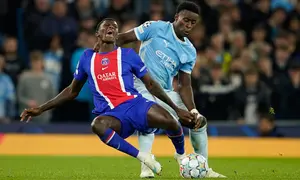 Pemain PSG Nuno Mendes berebut bola dengan pemain Manchester City Marc Guehi dalam laga Liga Champions antara Man City vs PSG di Manchester, Inggris, Rabu, 14 Oktober 2026. (AP Photo/Dave Thompson)