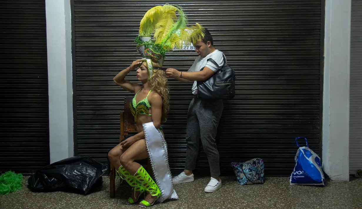 Seorang kontestan mengenakan kostum bersiap untuk mengikuti ajang Miss Universe Gay 2017 di Medellin, Kolombia (5/2). (Raul Arboleda / STR / AFP)
