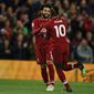 Dua pemain Liverpool, Sadio Mane dan Mohamed Salah melakukan selebrasi usai mencetak gol ke gawang Huddersfield Town, pada pertandingan di Stadion Anfield, Sabtu (27/4/2019) dini hari WIB.  (AFP / Oli Scarff)