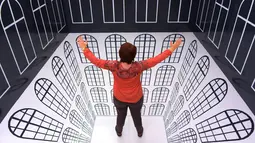 Pengunjung menjajal ruang interaktif 'Anamorphic Room' dalam pameran bertajuk 'Tricked! - The Spectacular Illusion Exhibition' di Kastil Augustusburg, Jerman, 1 Oktober 2019. Pameran menghadirkan karya seniman Meksiko Yunuen Esparza yang mulai dibuka pada 5 Oktober 2019. (AP/Jens Meyer)