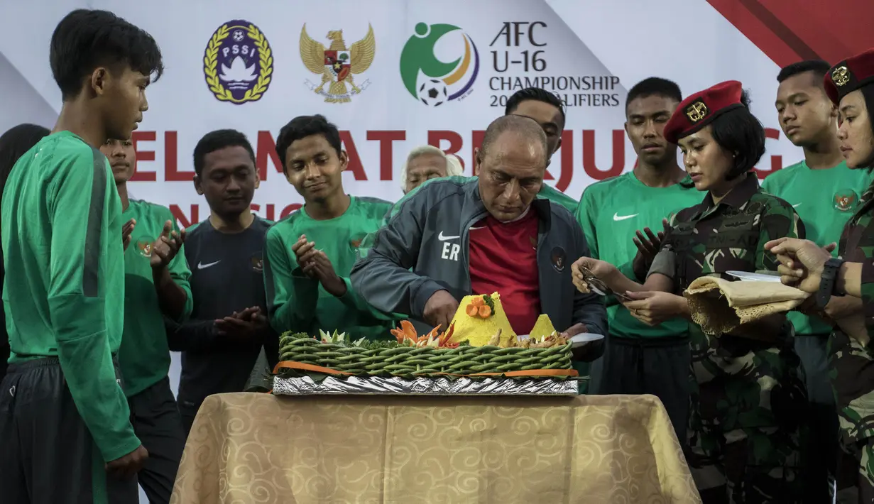 Ketum PSSI, Edy Rahmayadi, memotong tumpeng saat acara pelepasan Timnas Indonesia U-16 di Stadion Atang Sutresna, Jakarta Timur, Rabu (12/9/2017). Timnas U-16 akan mengikuti kualifikasi Piala AFC U-16. (Bola.com/Vitalis Yogi Trisna)