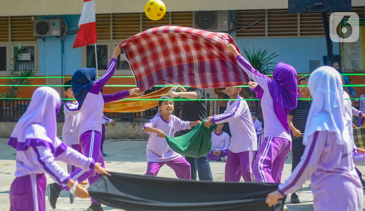 Keseruan siswa mengikuti lomba bola dengan menggunakan sarung saat memeriahkan HUT ke-79 RI di SDI Al Hidayah, Cinere, Depok, Kamis (154/8/2024). (merdeka.com/Arie Basuki)