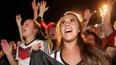 Para suporter tampak mengenakan jersey Jerman saat laga final piala dunia melawan Argentina, Senin (14/7/14). (AFP/ARI VERSIANI)