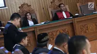 Majelis Hakim mendengarkan surat gugatan yang dibacakan oleh tim kuasa hukum Johan Khan selaku pemohon dalam sidang praperadilan di  PN Jakarta Selatan, Senin (28/8). Agenda sidang adalah pembacaan permohonan praperadilan. (Liputan6.com/Immanuel Antonius)