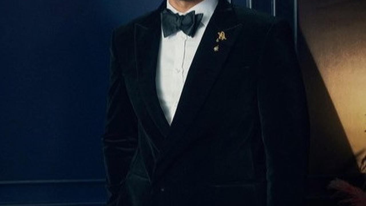 Ario Bayu pemeran di film Gadis Kretek ini tampil gagah dengan tuxsedo berwarna monokrom. Meski berbeda konsep dengan pemain Gadis Kretek lain, tampilan Ario tetap sesuai konsep acara dan mencuri perhatian.