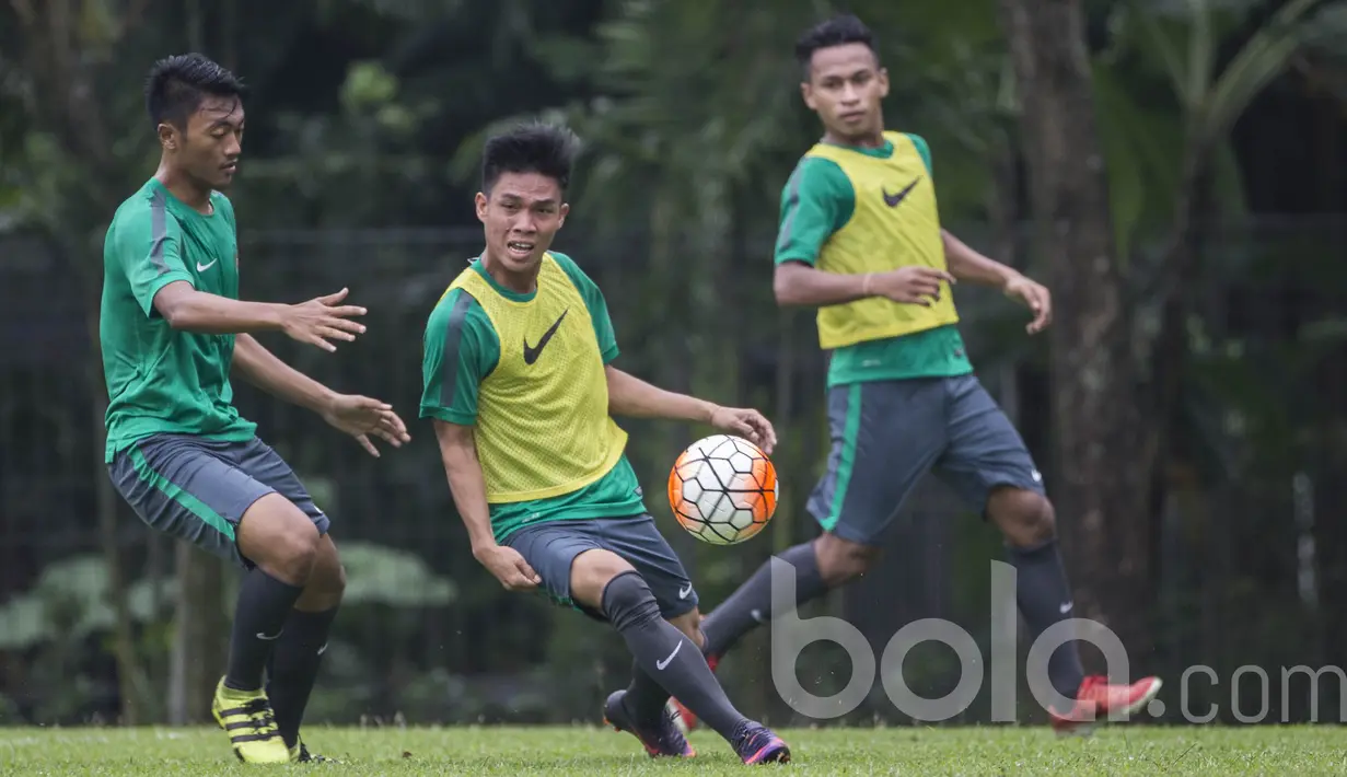 Gelandang Mitra Kukar, Yogi Rahadian , berusaha menerima umpan saat mengikuti seleksi Timnas Indonesia U-22 di Lapangan SPH Karawaci, Banten, Selasa (28/2/2017). (Bola.com/Vitalis Yogi Trisna)