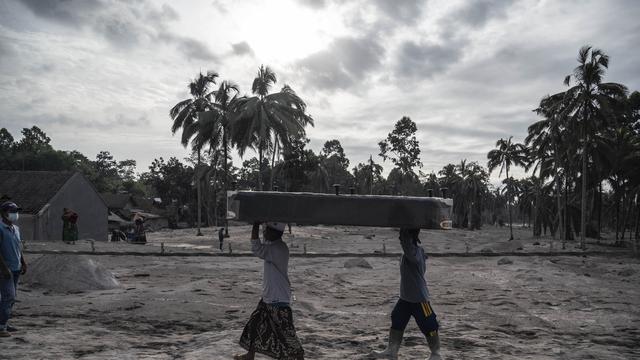 Saat Warga Selamatkan Benda Tersisa dari Amukan Erupsi Gunung Semeru
