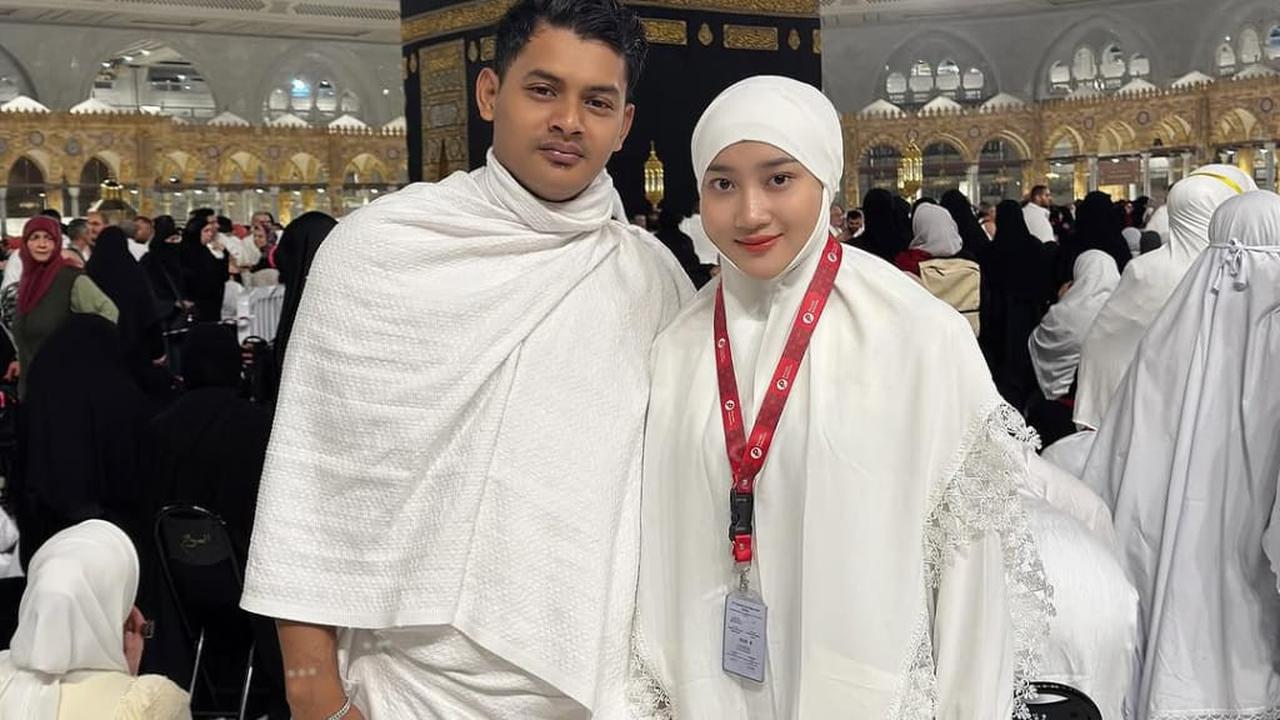 Potret Yeni Inka Berhijab saat Umrah, Kali Ini Bareng Suami dan Anak