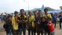 Sejumlah anggota Sriwijaya Mania berpose di depan Stadion Si Jalak Harupat. Mereka datang ke Bandung dari Palembang dengan jalur darat. (Bola.com/Gerry Anugrah Putra)