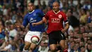 4. Wes Brown - Legenda Manchester United, Wes Brown, ternyata memiliki catatan 6 kali melakukan gol bunuh diri selama berkarier di Premier League. Brown juga pernah bermain untuk klub Sunderland dan Blackburn Rovers. (AFP/Paul Ellis)