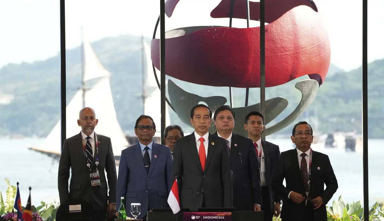 Saat membuka agenda tersebut, Presiden didampingi oleh Menteri Luar Negeri (Menlu) Retno Marsudi, Menko Polhukam Mahfud MD, dan Menko Perekonomian Airlangga Hartarto. (AP Photo/Achmad Ibrahim, Pool)